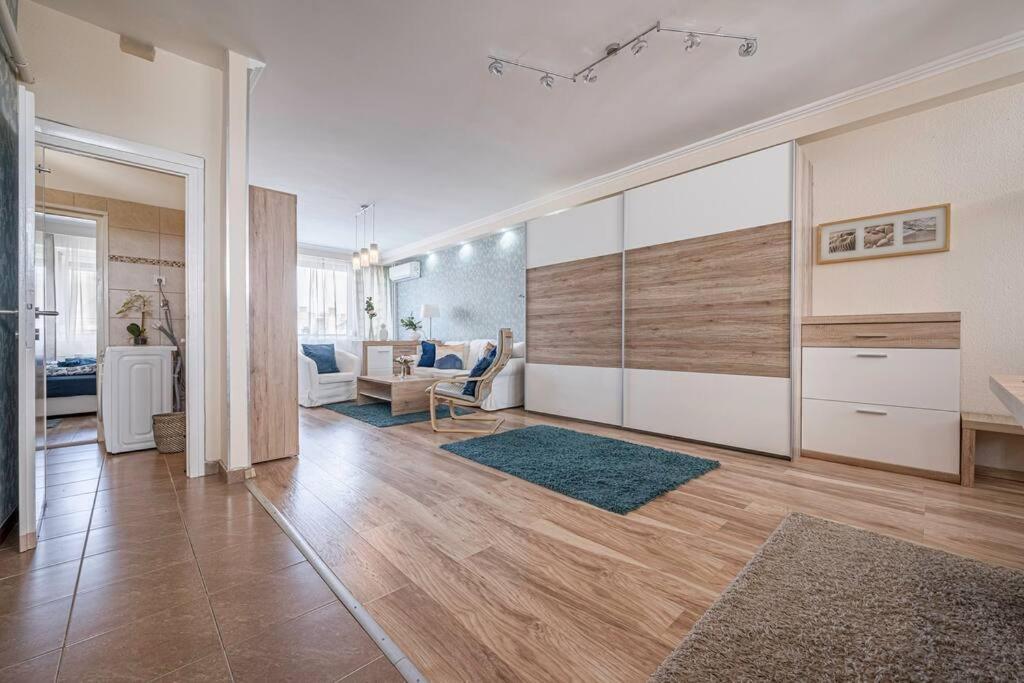 Liszt Ferenc Square Panorama Apt Budapest Exterior photo