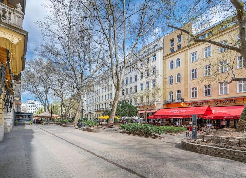 Liszt Ferenc Square Panorama Apt Budapest Exterior photo