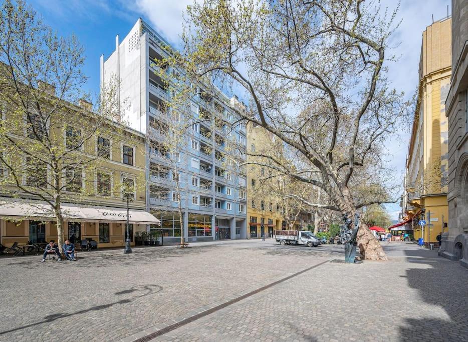 Liszt Ferenc Square Panorama Apt Budapest Exterior photo