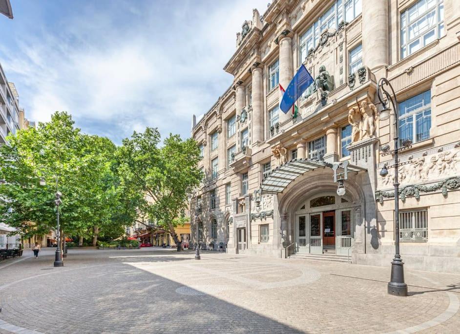 Liszt Ferenc Square Panorama Apt Budapest Exterior photo