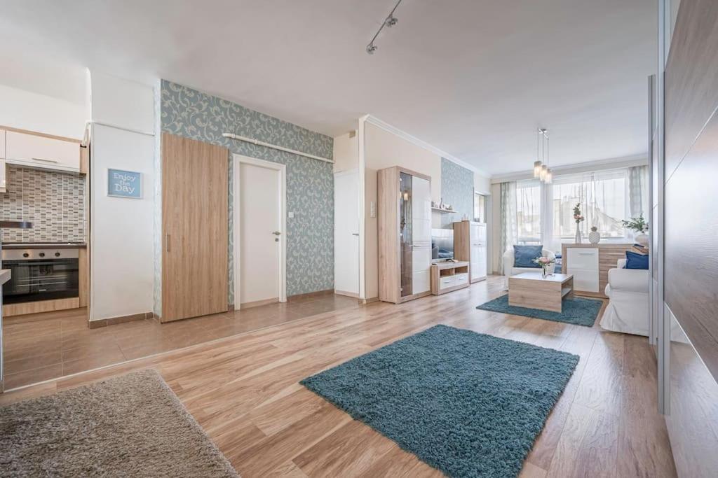 Liszt Ferenc Square Panorama Apt Budapest Exterior photo